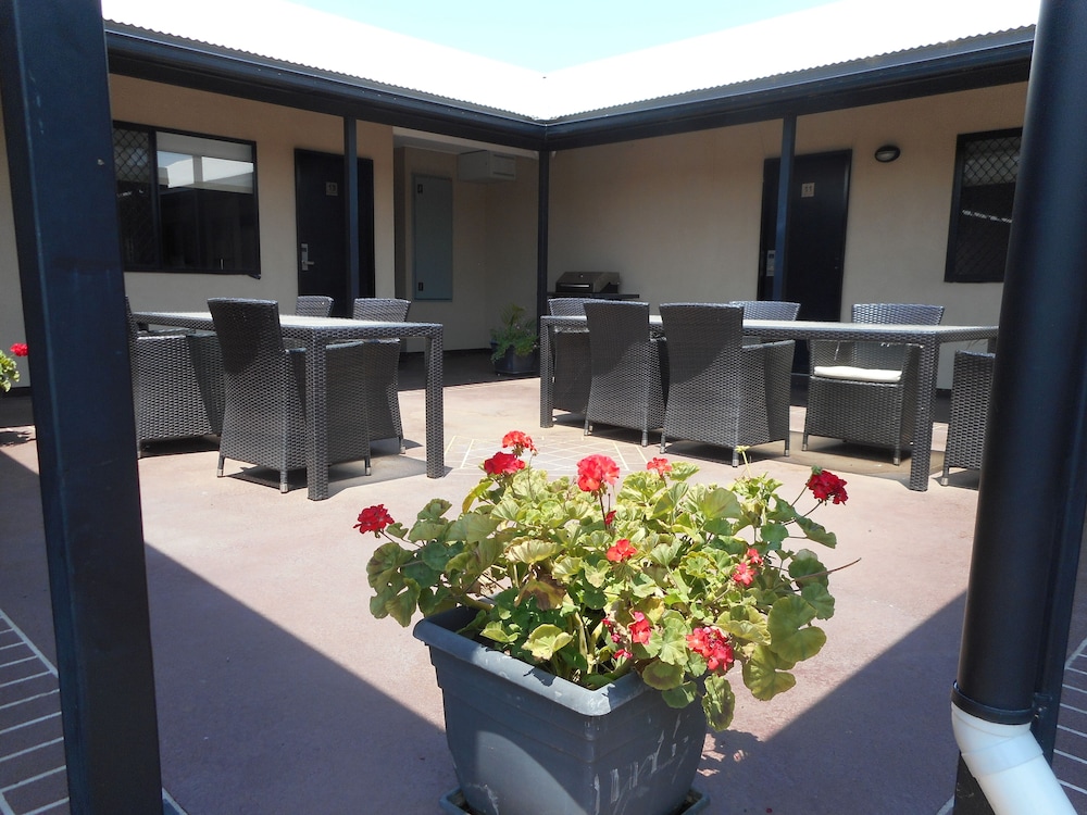INJUNE MOTOR INN 23/34