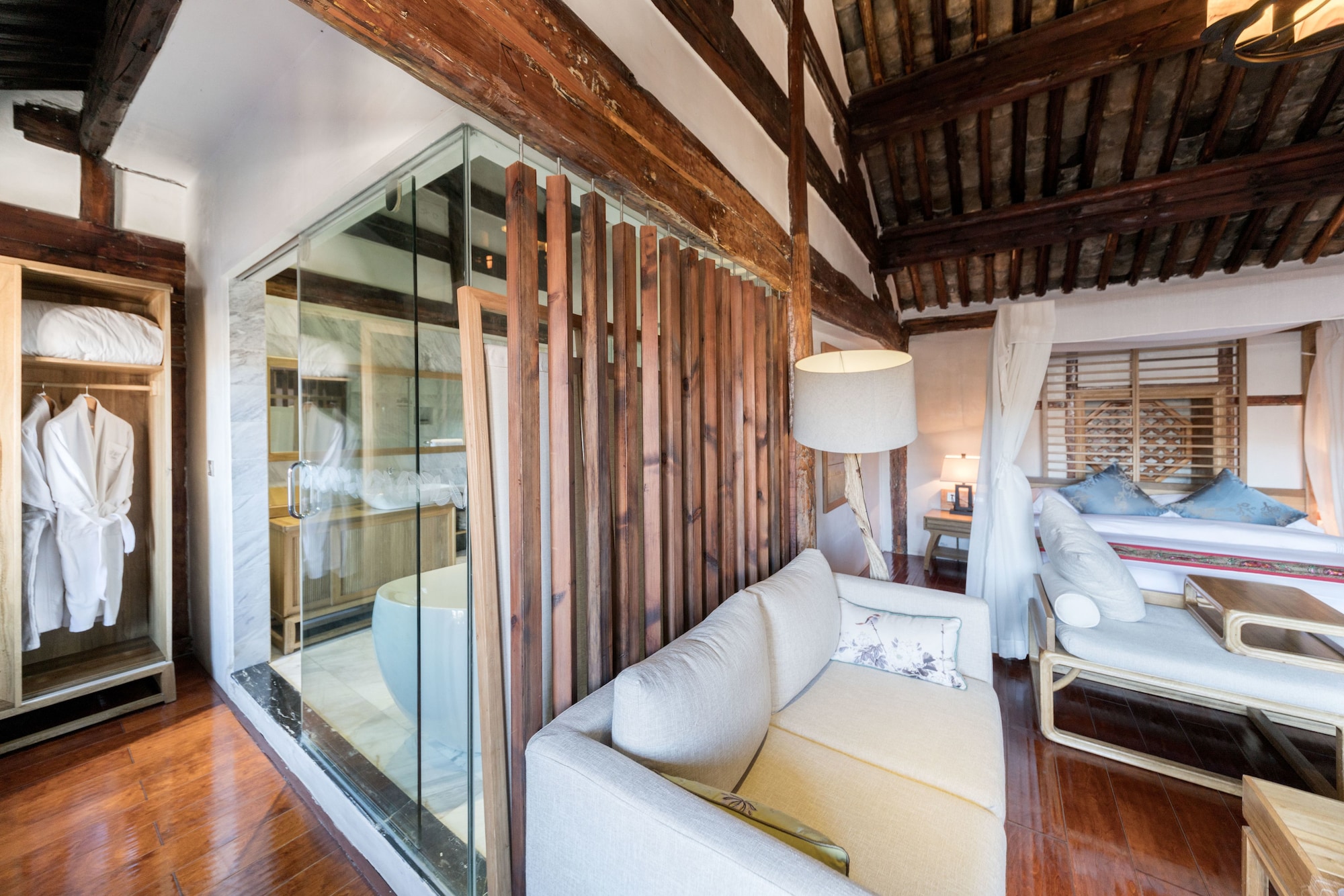 جناح فاخر بسرير كينج بإطلالة على الفناء بحوض استحمام، Dali Old Courtyard Boutique Inn 2/5