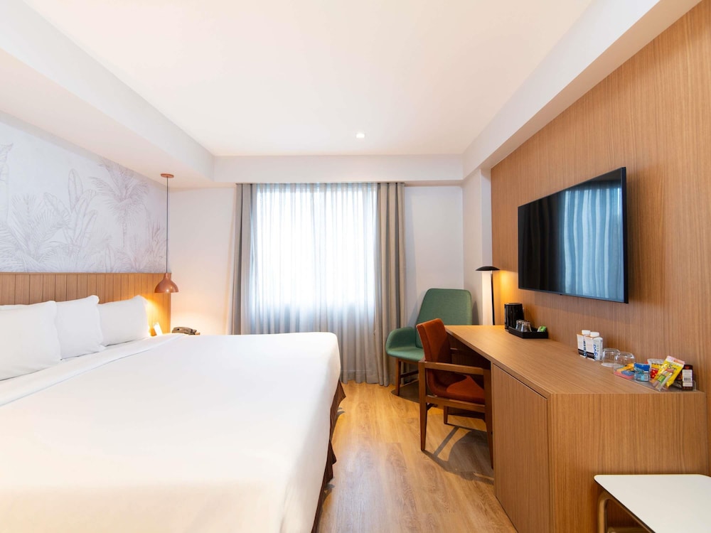 DELUXE, KING BED