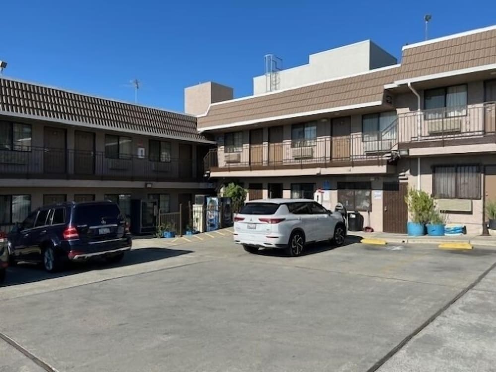 Crown Lodge Motel Oakland 23/28