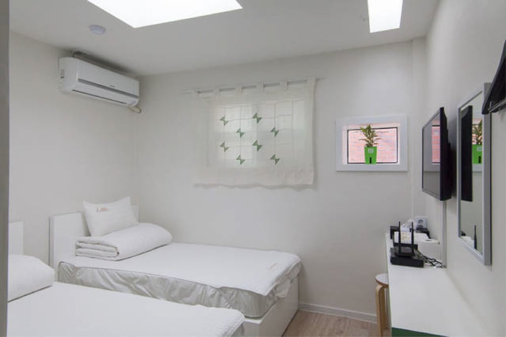 ROOM, TWIN BEDS