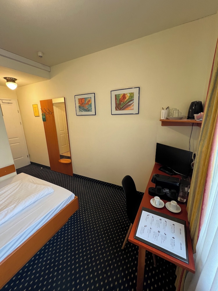 Suite Hotel 900 M Zur Oper 4/17