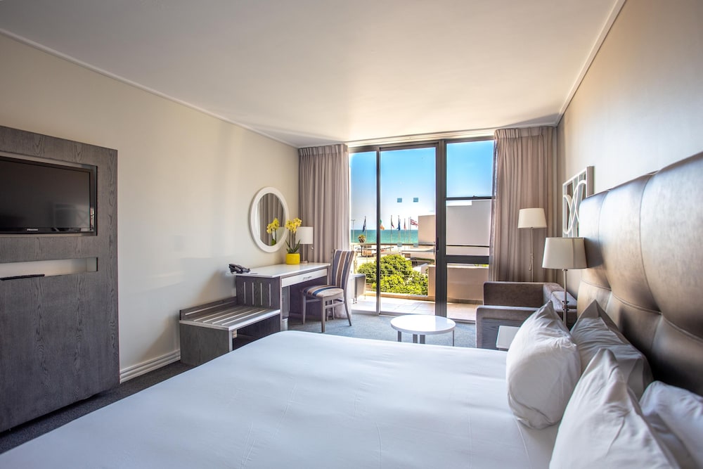 ROOM, DOUBLE OR TWIN BED, PARTIAL SEA VIEW