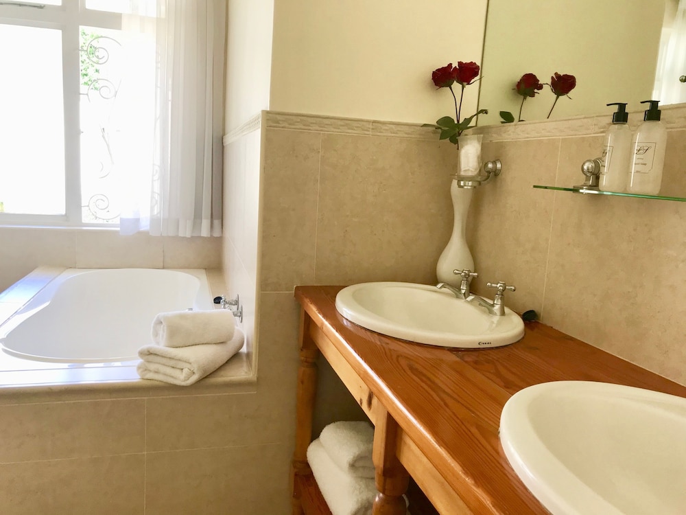 Luxury, King Bed, Bath and Shower 9/10