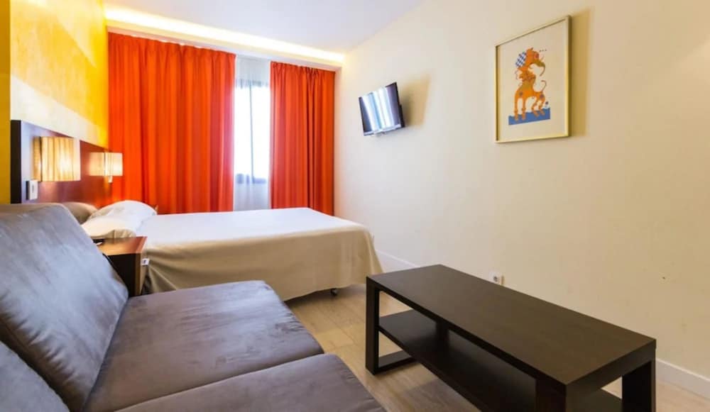 ROOM, DOUBLE BED