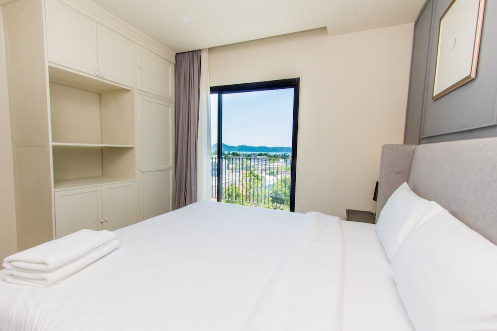 غرفة بسرير كينج وسرير فردي بغرفتي نوم، DLUX Condominium 6/7