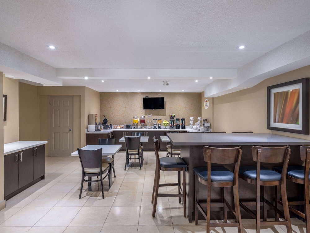 Super 8 by Wyndham Toronto East ON 29/50