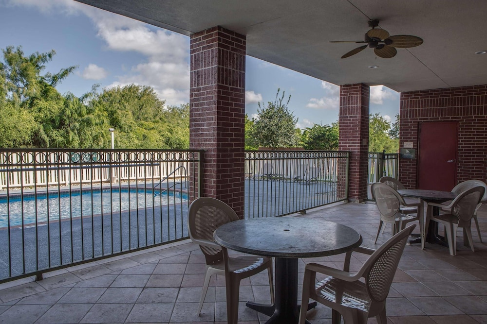 Country Inn & Suites by Radisson Harlingen, TX 58/67