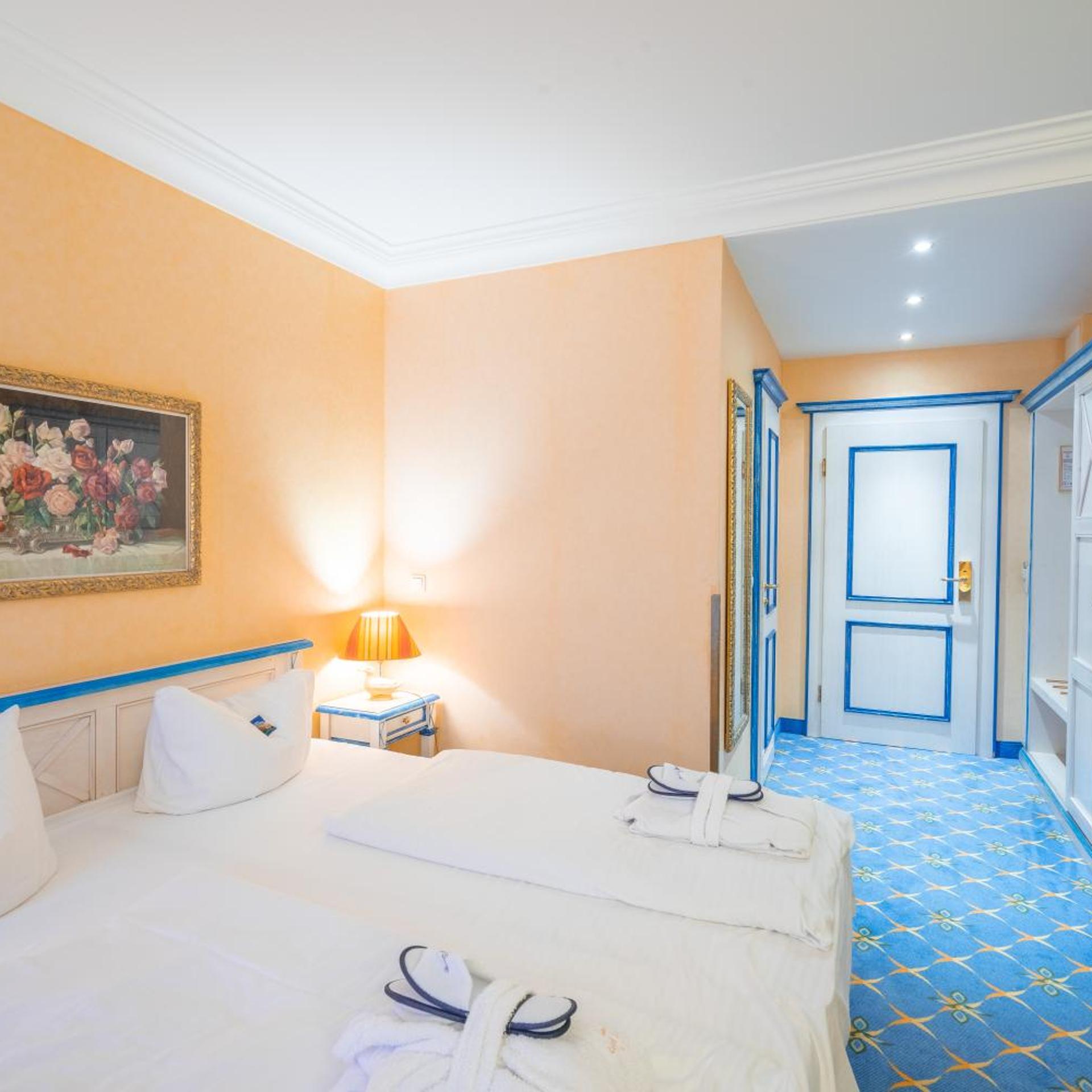 Deluxe, Double Bed, Lateral Side Sea View