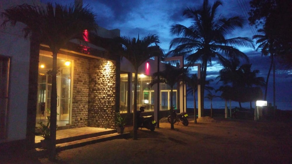 Saara Beach Hotel 12/50