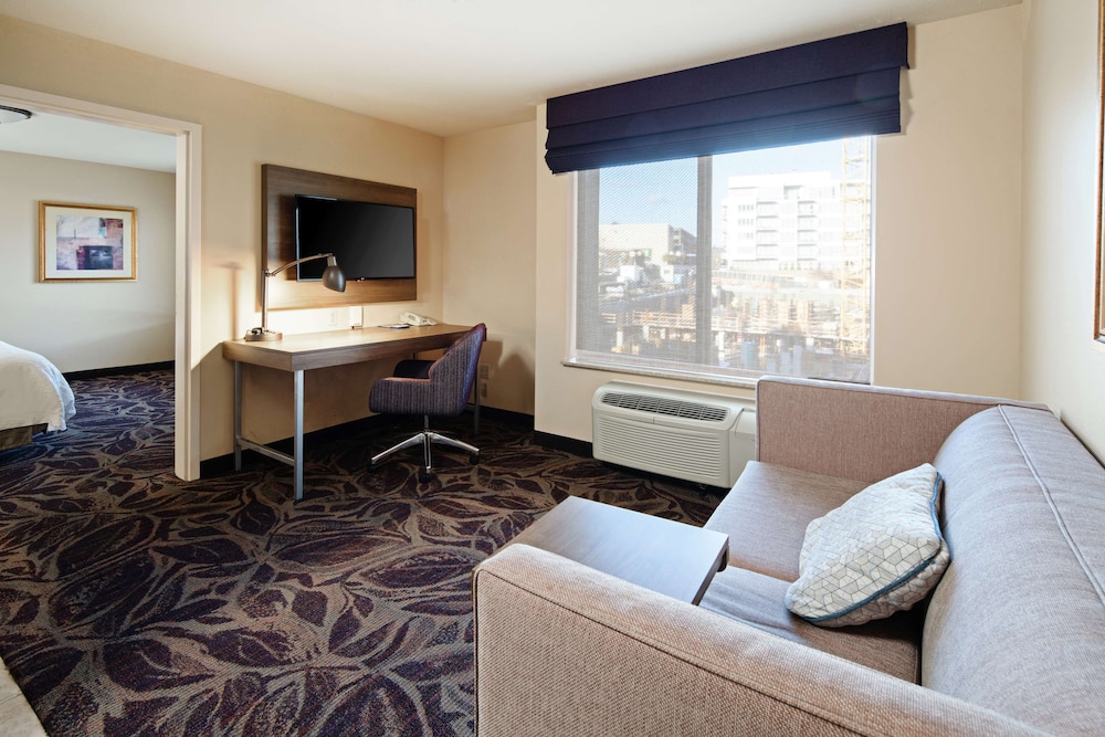 Hampton Inn Suites Bremerton 34/57