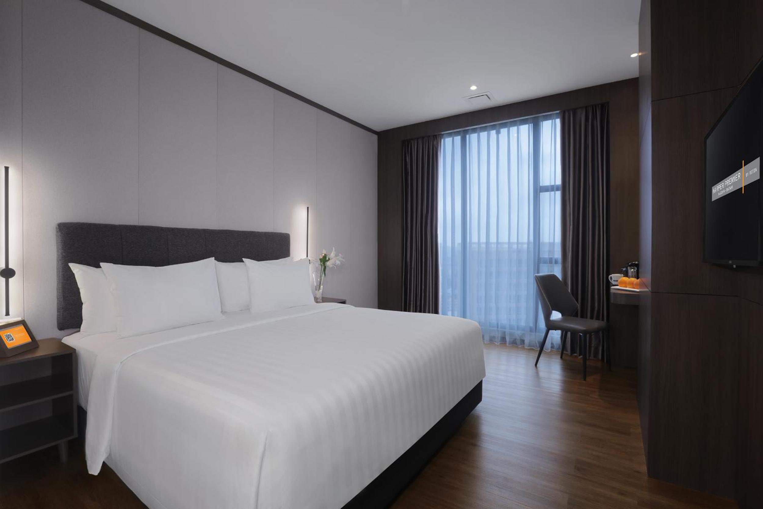 DELUXE, DOUBLE OR TWIN BED