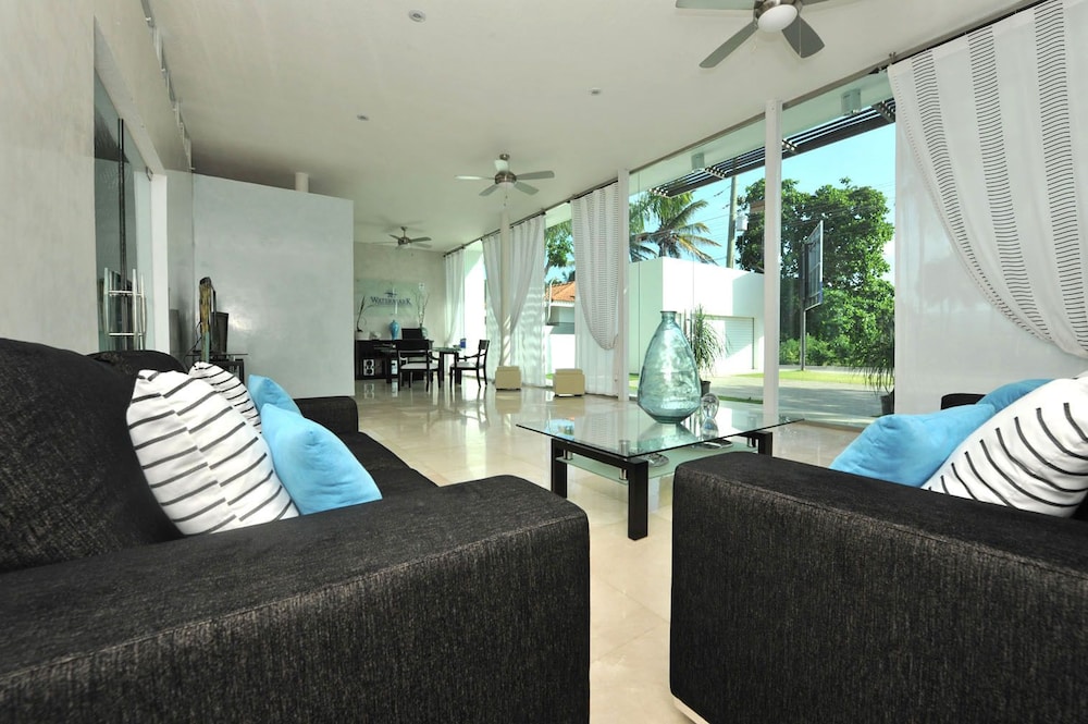 WATERMARK LUXURY OCEANFRONT ALL SUITE HOTEL 35/56