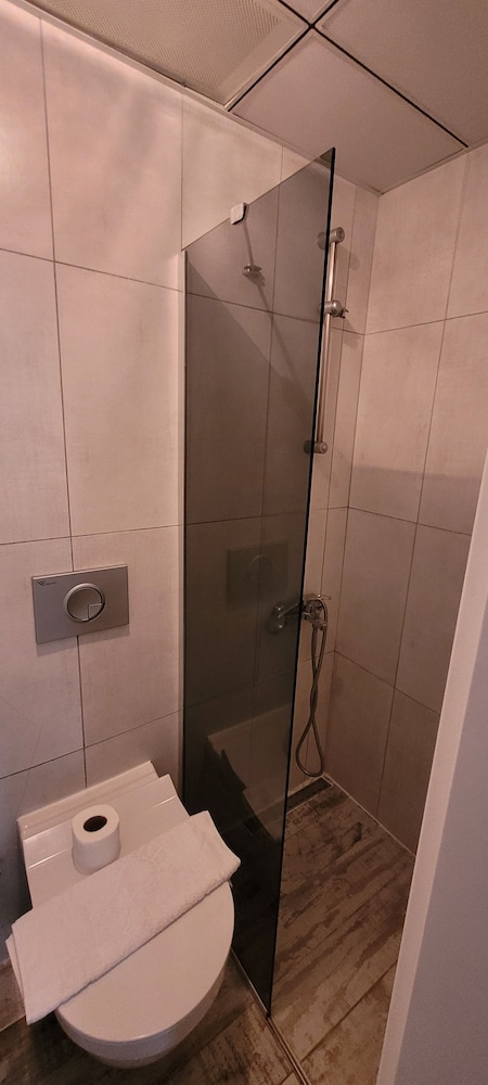 Tenes Otel 39/41