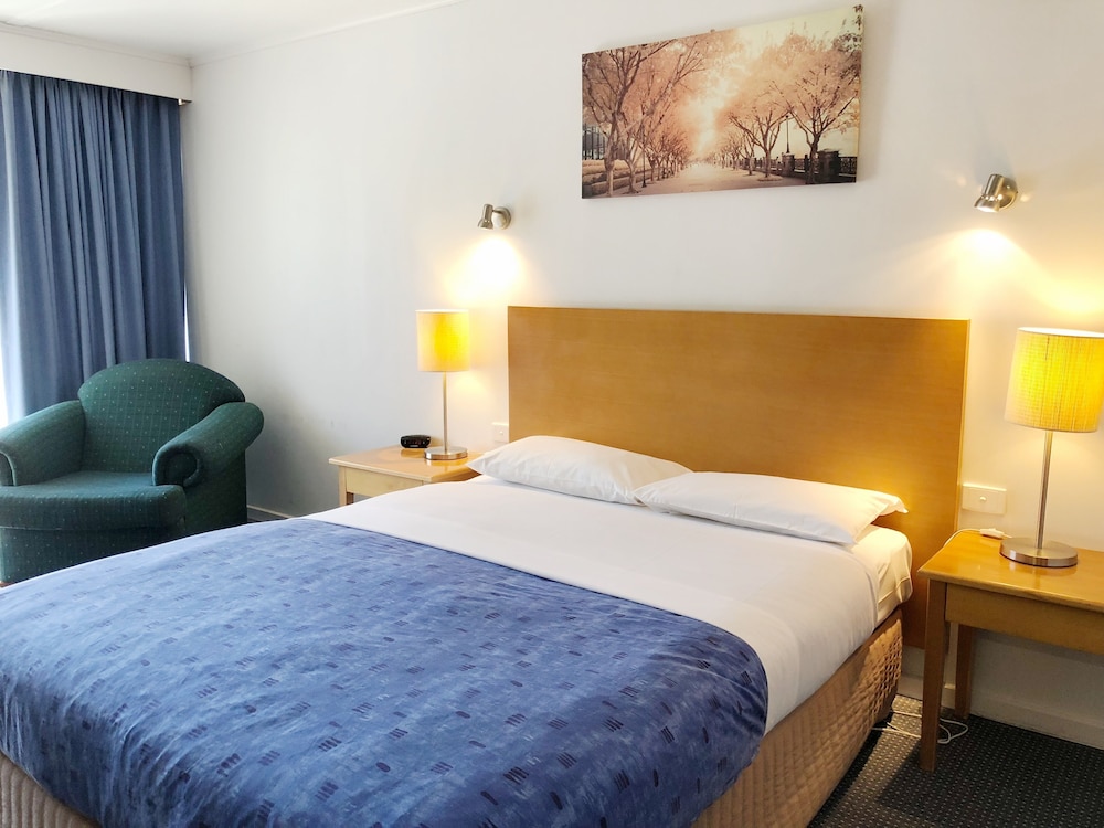 Statesman Motor Inn 10/47