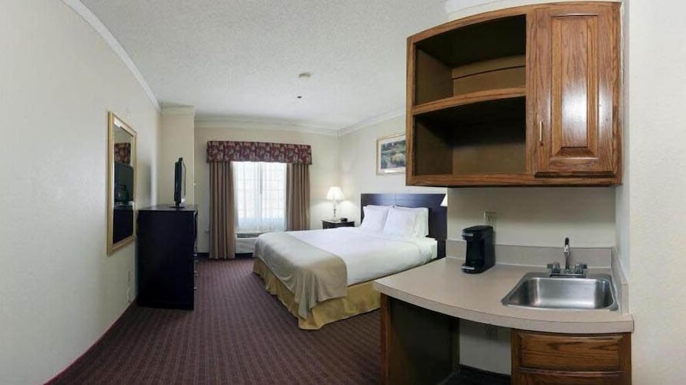 Holiday Inn Express Hotel And Suites Plainview 19/36