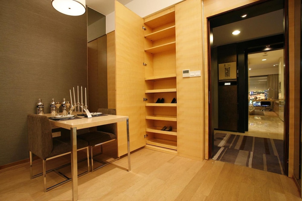 Estay Residence Poly World Trading Center 52/64
