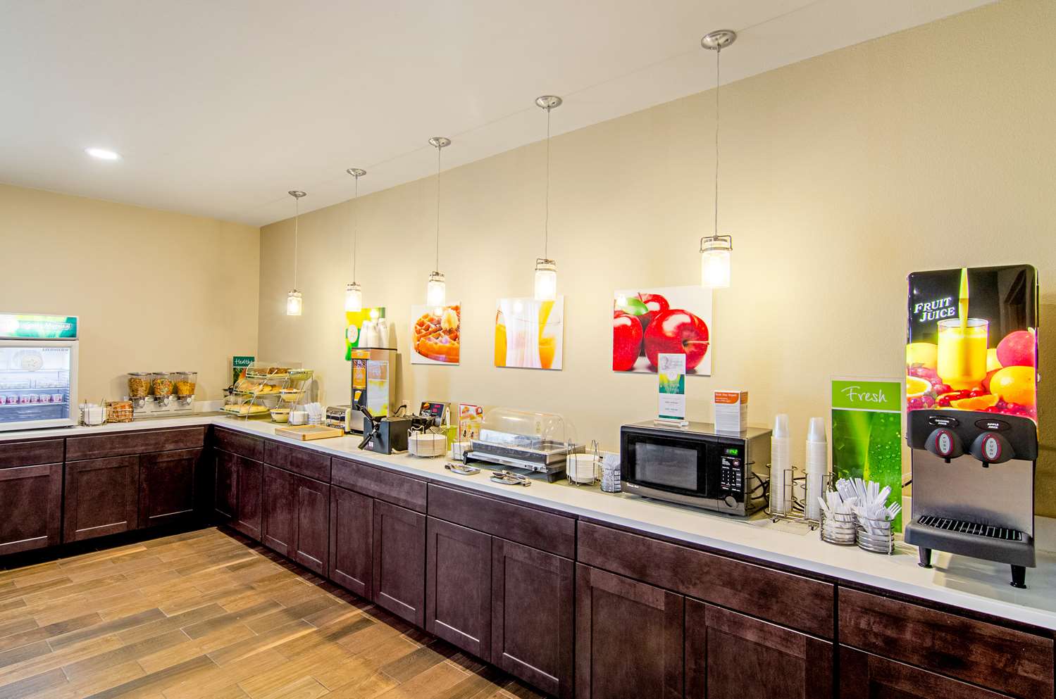 Quality Inn and Suites Near Tanger Outlet Mall 8/22