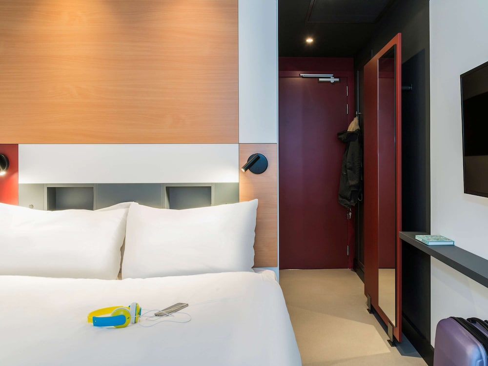 ROOM, DOUBLE BED