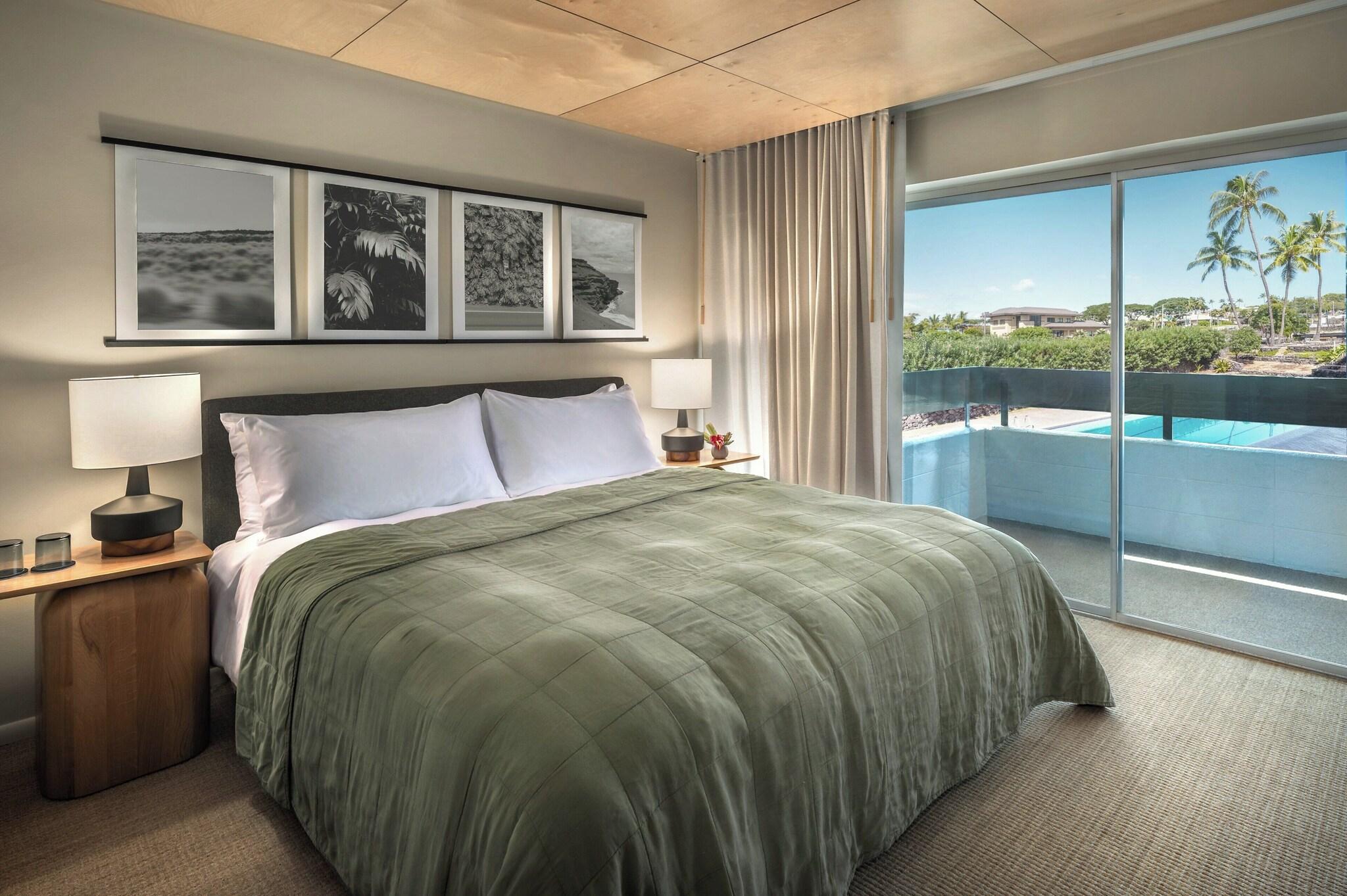 ROOM, KING BED, POOL VIEW