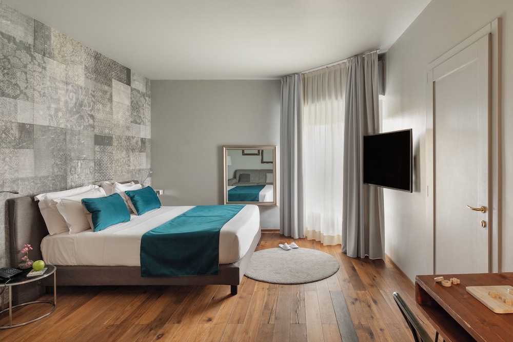 JUNIOR SUITE, KING BED, SOFA, JETTED TUB