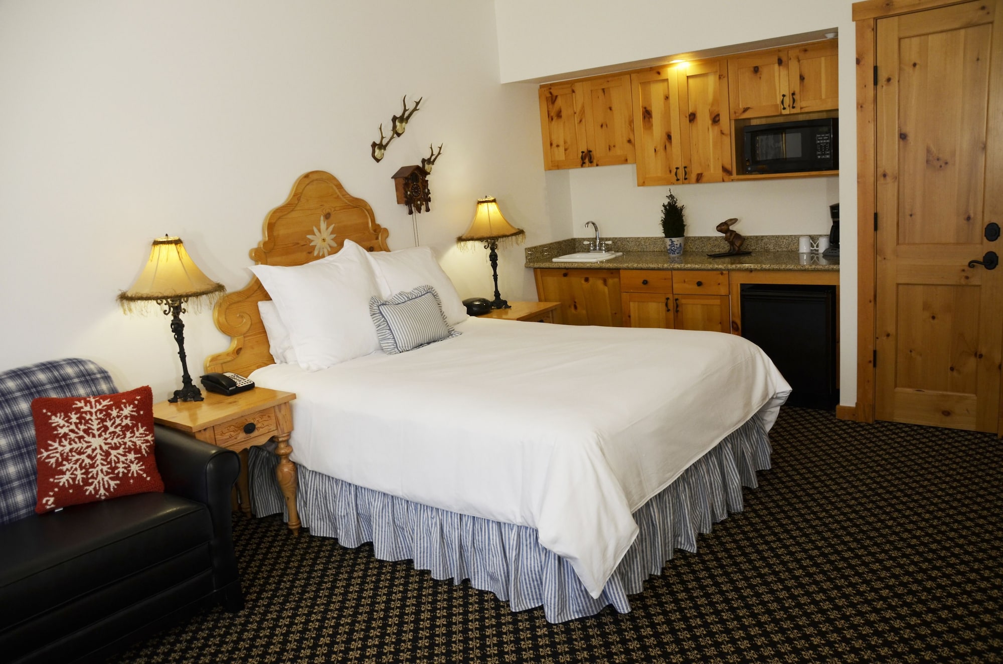 Grand, Mountain, Lodge, Queen Bed, Sofa