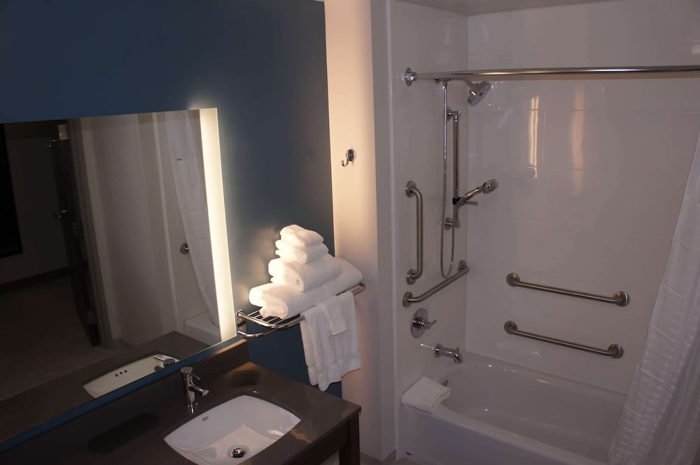 La Quinta Inn & Suites by Wyndham Littleton 33/34