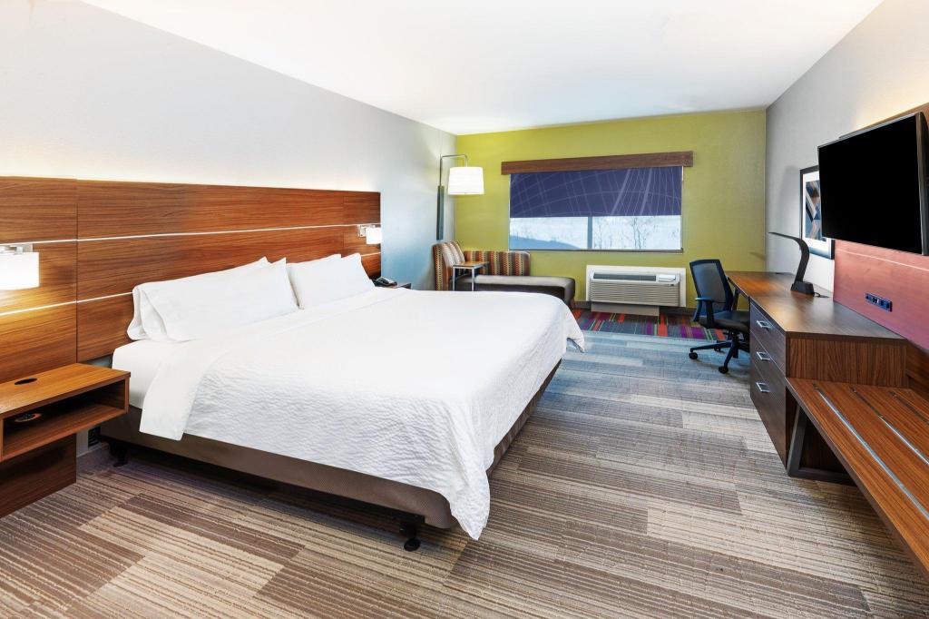 Standard, King Bed, Holiday Inn Express & Suites Dalhart 2/4
