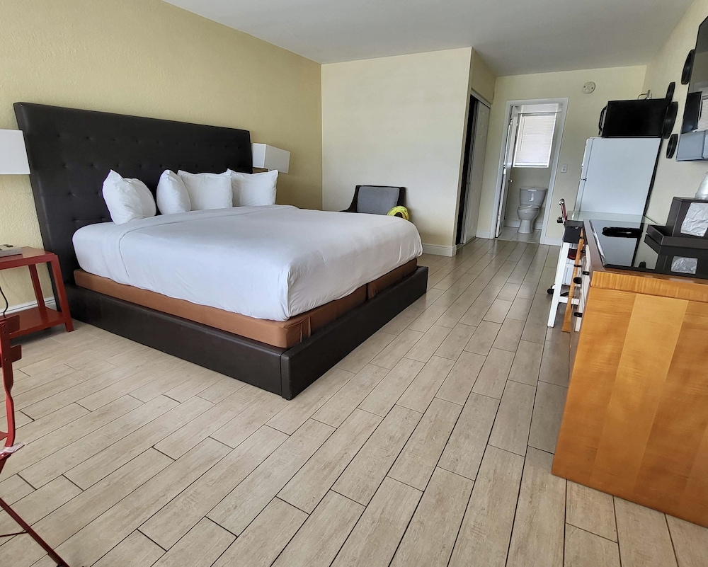 Chateau Mar Beach Resort 22/47