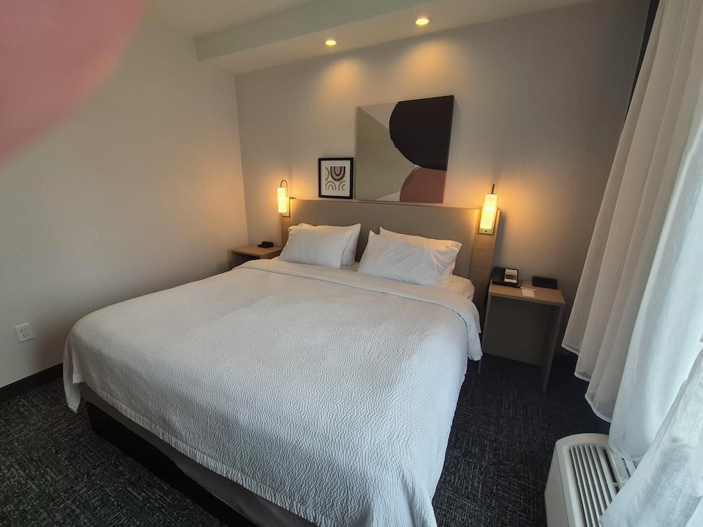 جناح بسريرين كينج مع أريكة بحوض استحمام، Spark by Hilton Lancaster 6/10