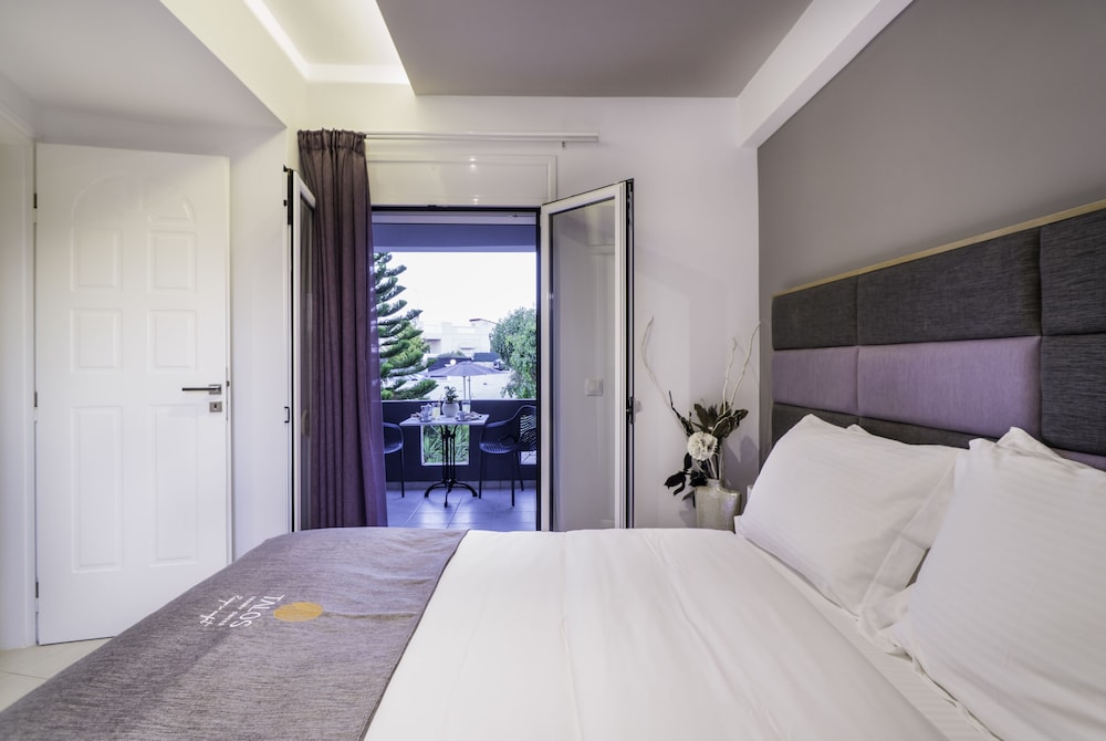 DELUXE, SUITE, QUEEN BED, SOFA, KITCHEN