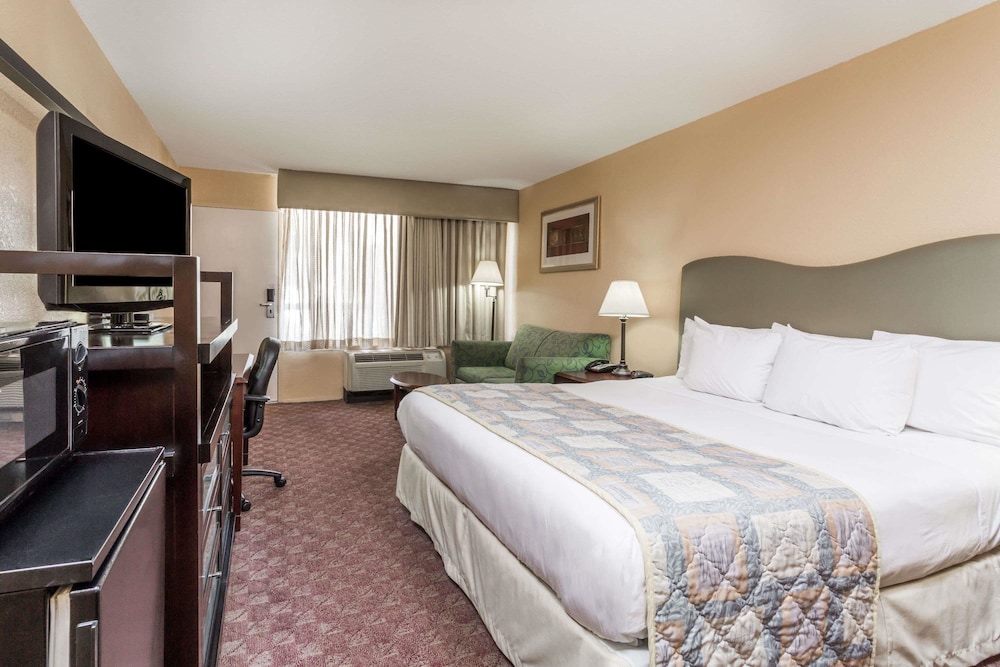 Ramada by Wyndham Altamonte Springs Near I-4 12/39
