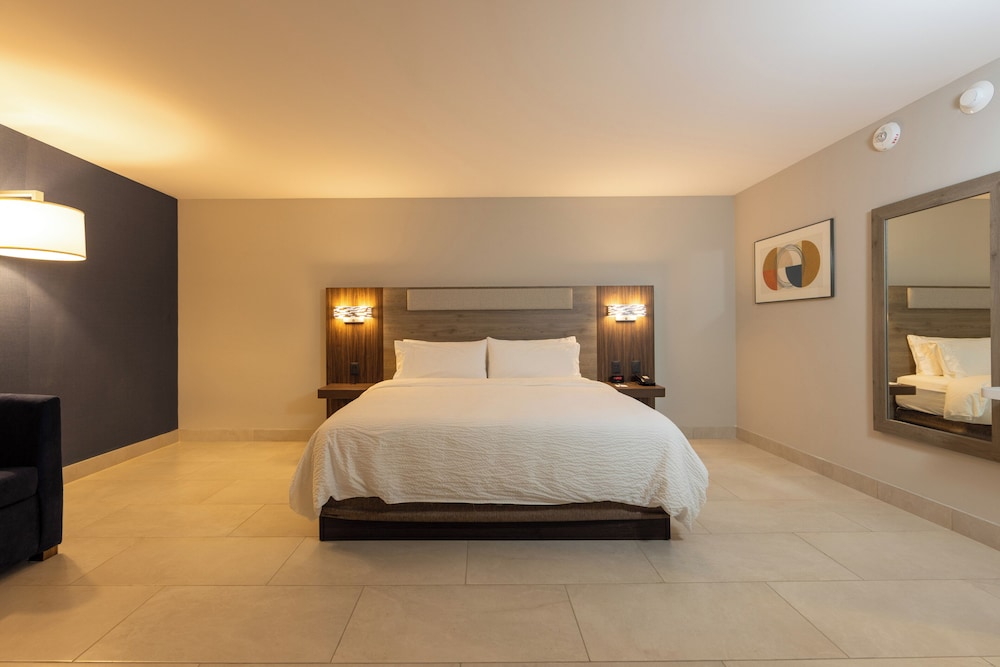 Suite, King Bed, Lagoon View, Accessible