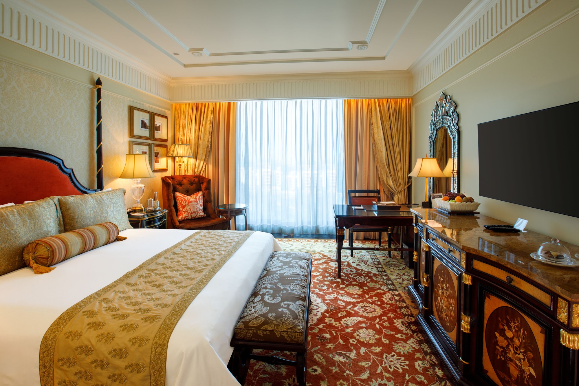 EXECUTIVE, SUITE