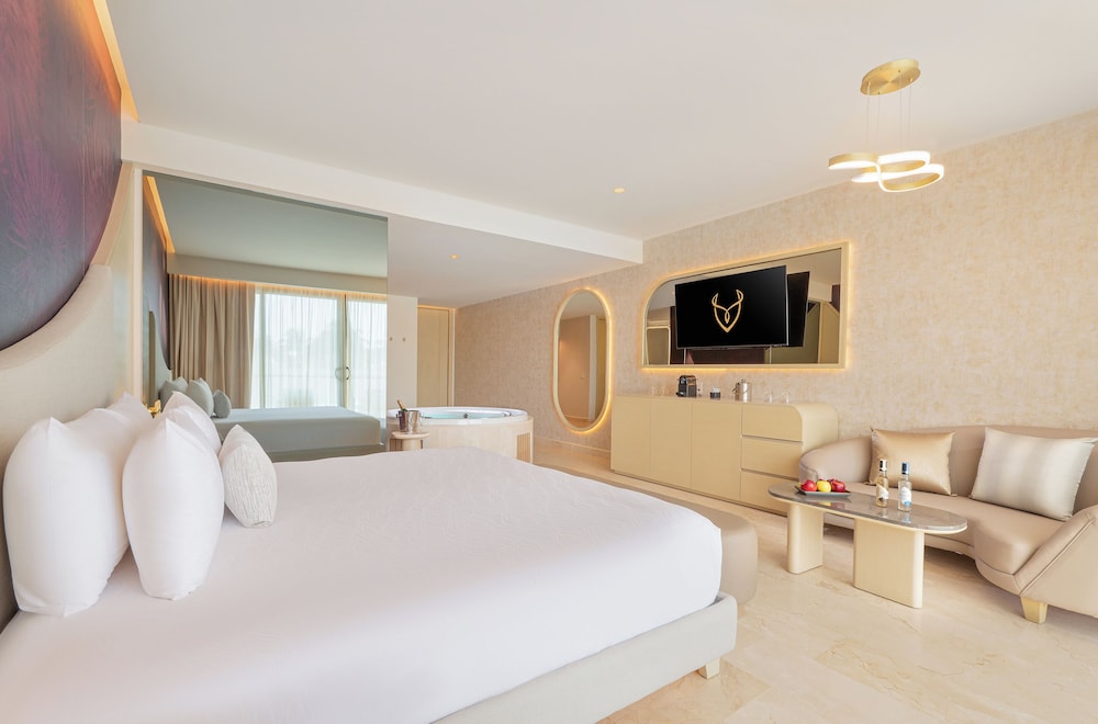 Suite, King Bed, Tropical View, Hot Tub
