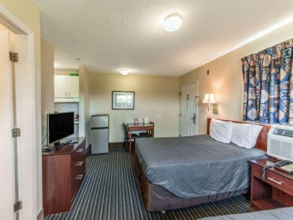 1 Queen Bed - ADA/Tub/Kitchen Non-smoking