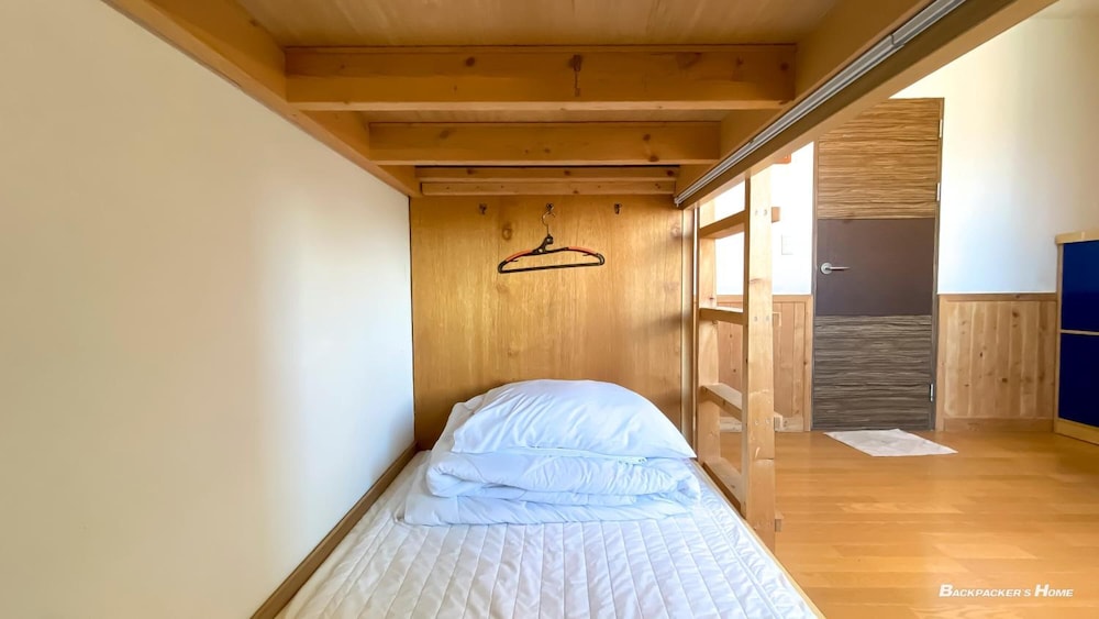 Backpacker's Home 14/50