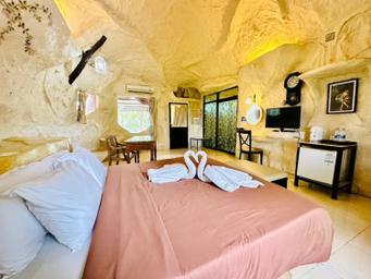 Cave, Double Bed