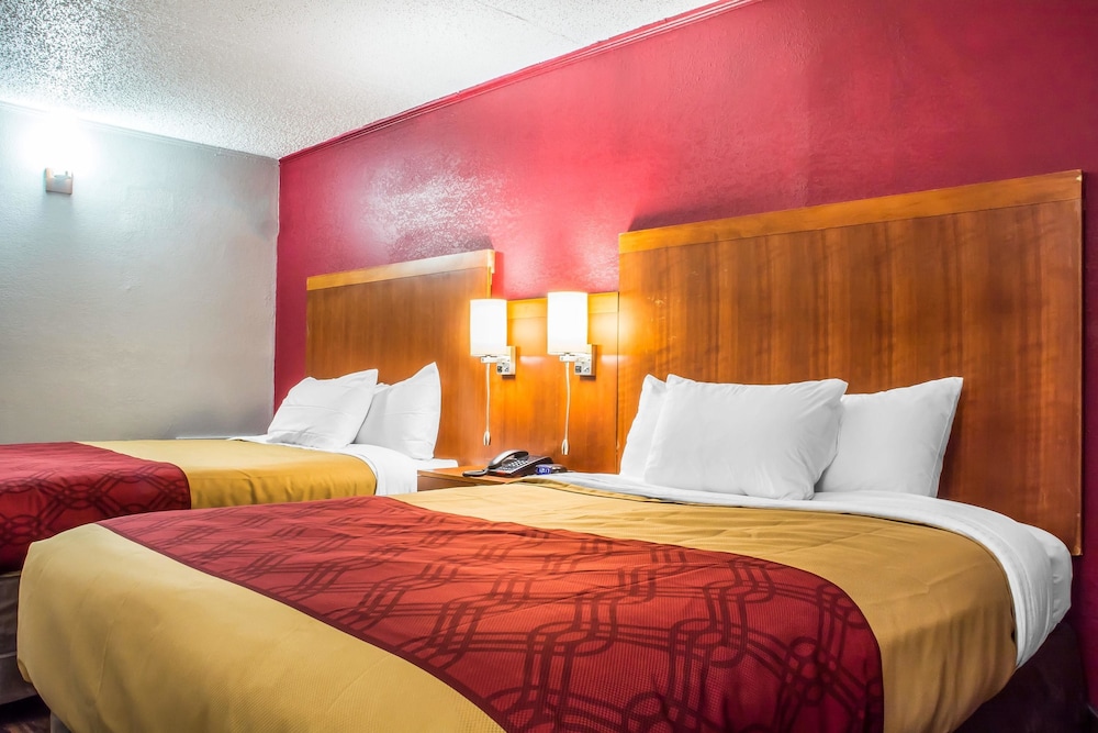 Econo Lodge Brockport NY 8/33