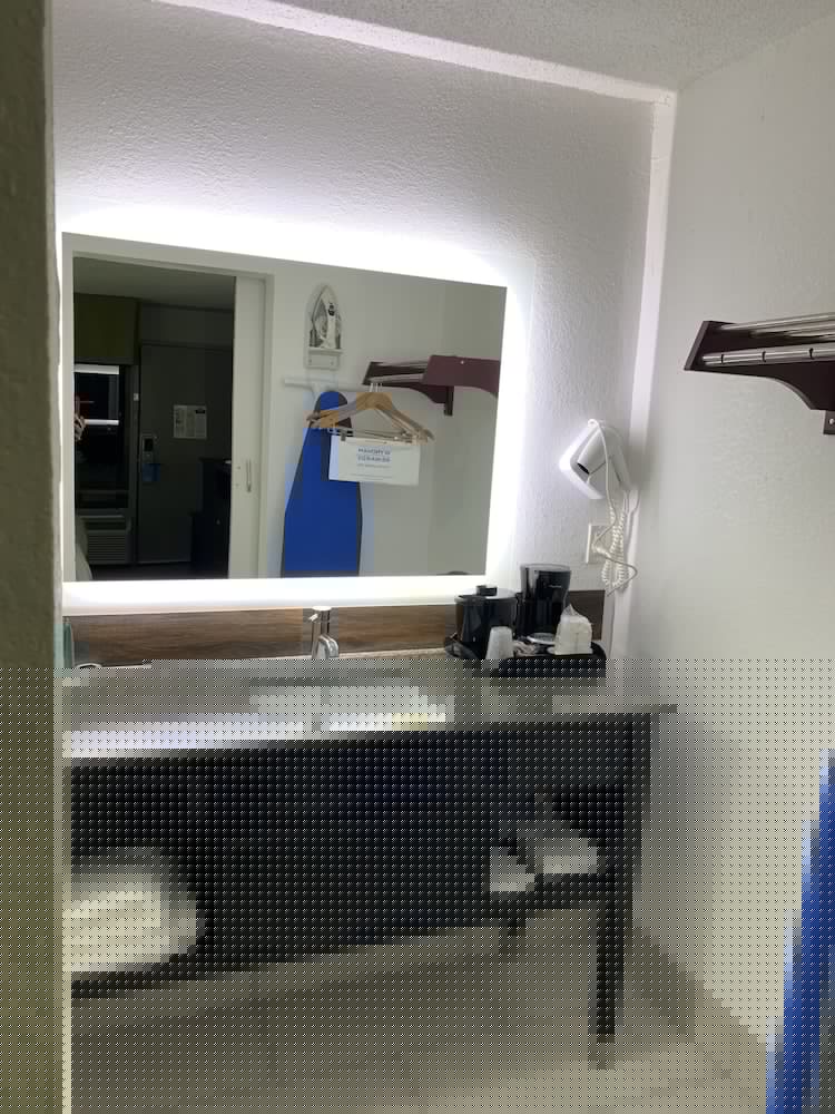 Lx Hotel A Travelodge By Wyndham 48/70