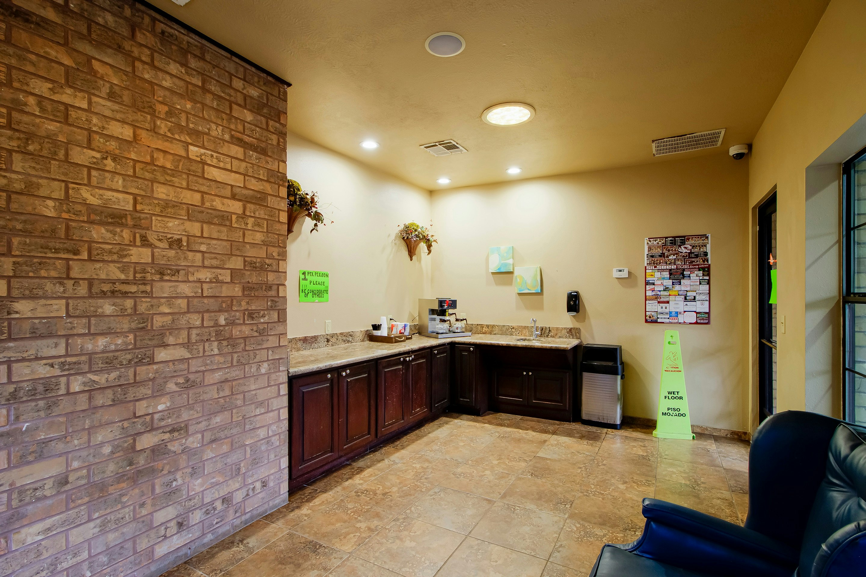 Lobby at OYO Pinewood Inn & Suites Silsbee, BEAUMONT - TX