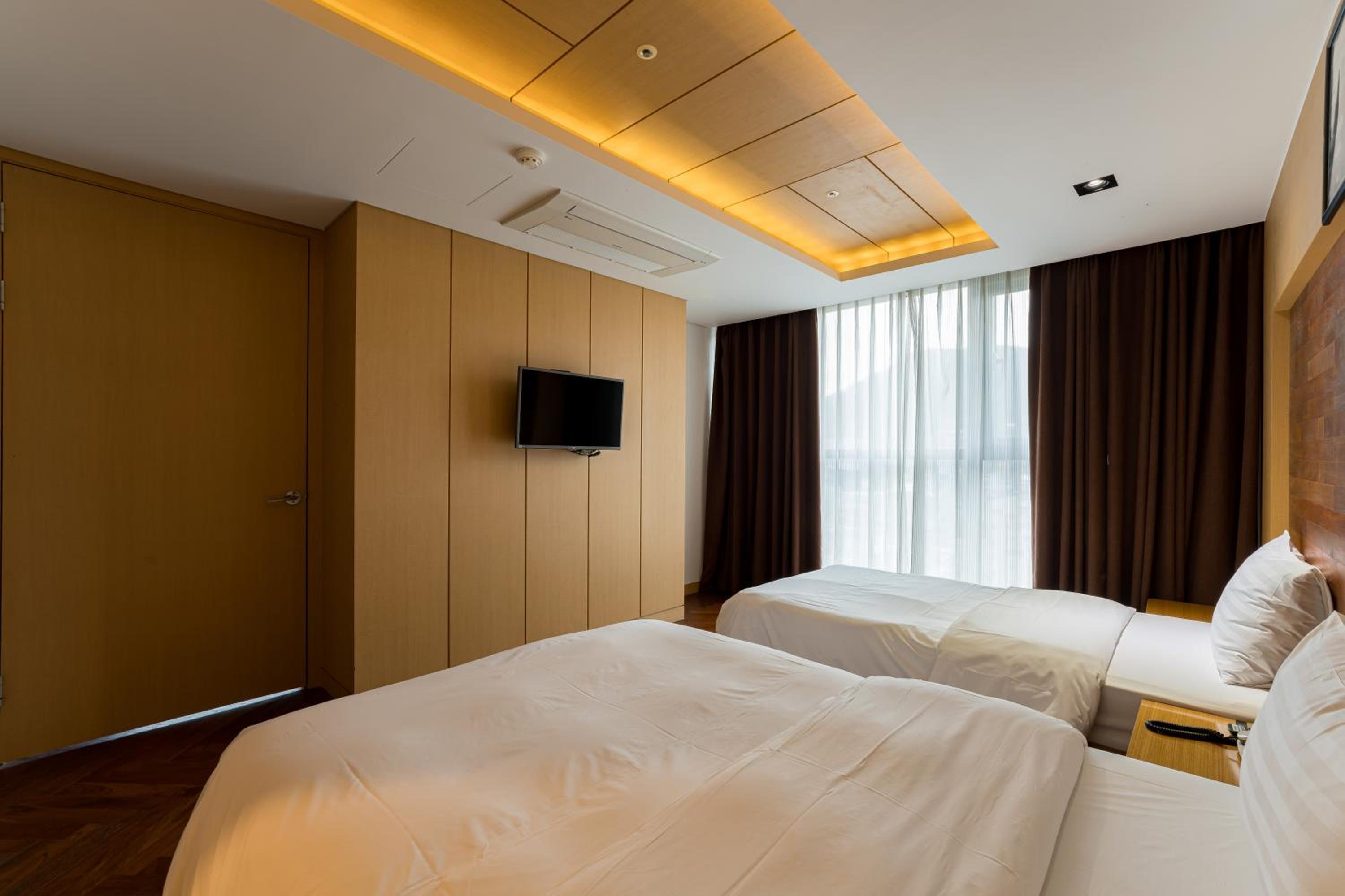 Royal, Suite