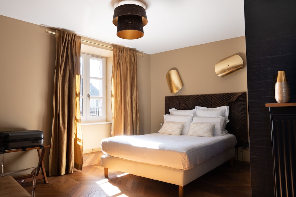 AUBERGE DE LA TOUR 9/40