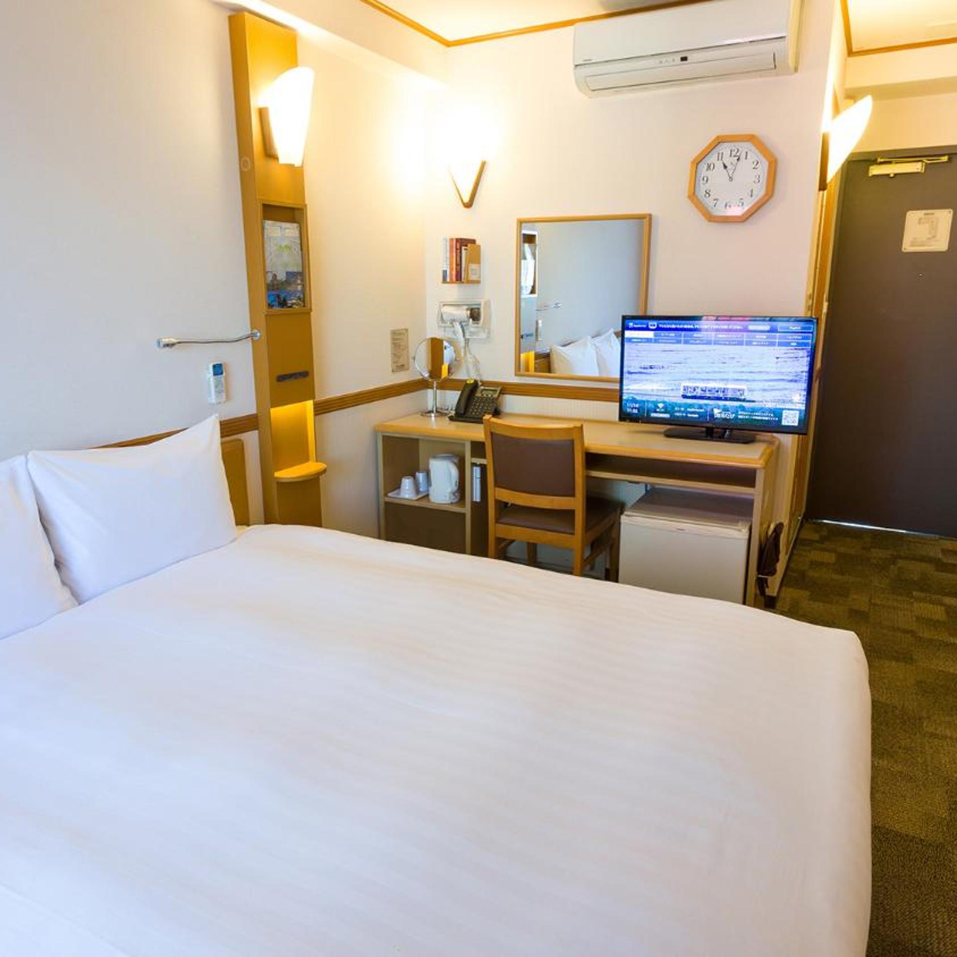 Room, Queen Bed, Toyoko Inn Osaka Tsutenkaku Mae 8/10