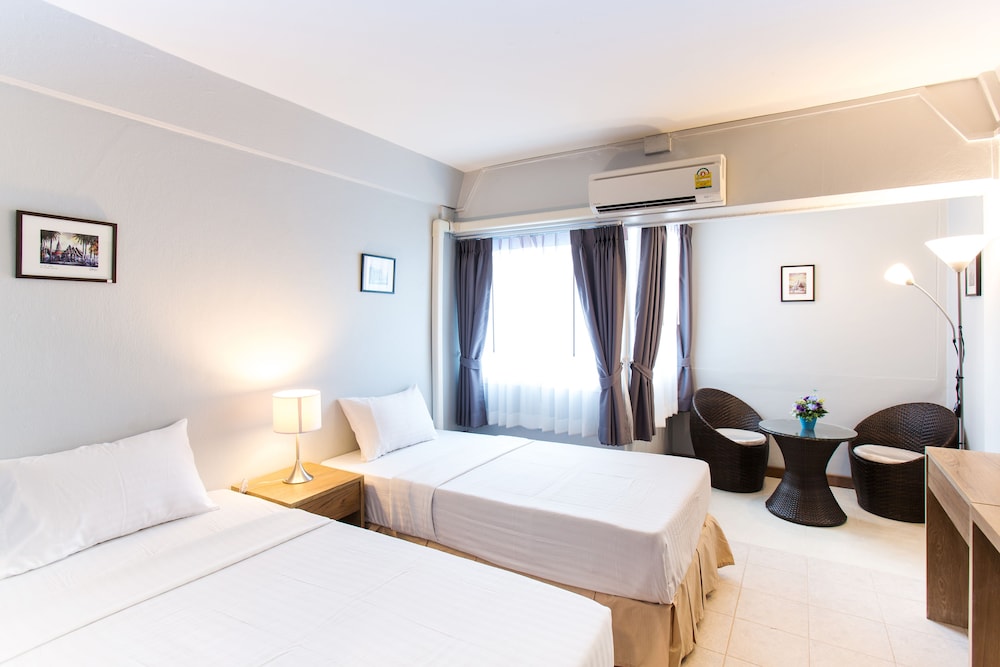 RATANA HOTEL CHIANG MAI 11/49