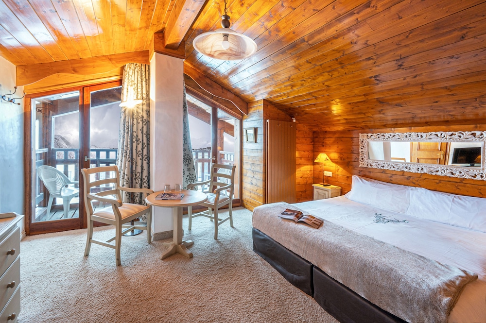 Mezzanine, Comfort, Suite, Queen Bed, 2 Sofa