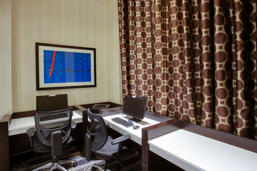 Holiday Inn Express Suites Laurel Lakes 18/58