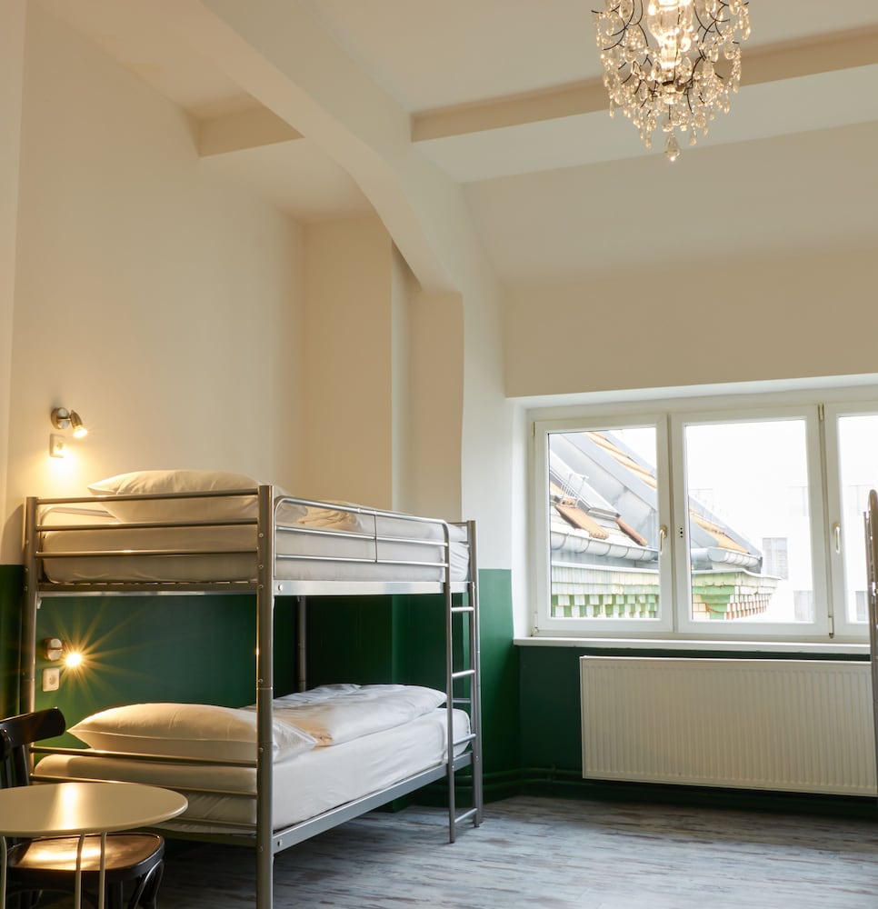 MIXED DORM, 4 BEDS, SHARED BATHROOM