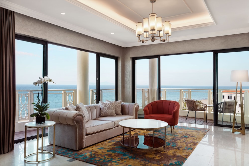 Sheraton Grand Danang Beach Resort and Spa 28/47