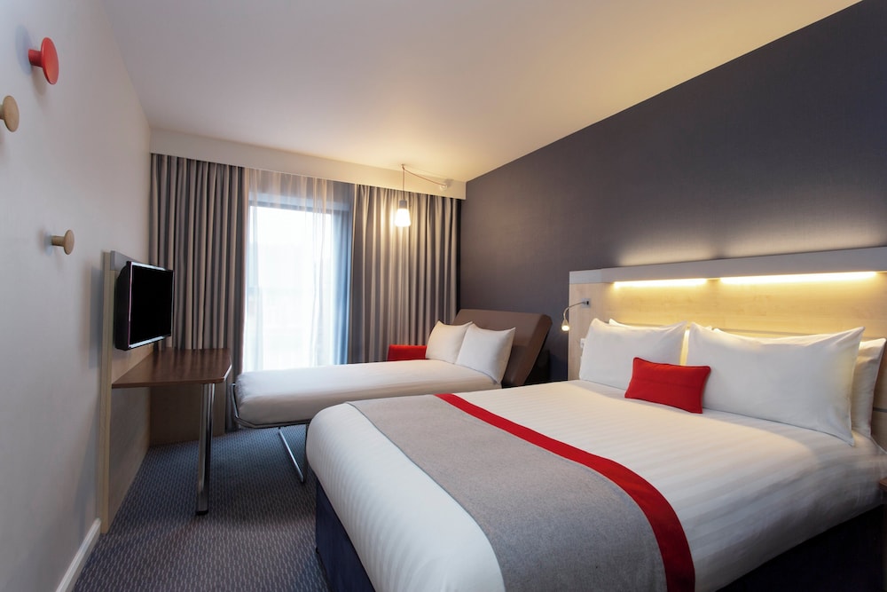 Holiday Inn Express Cheltenham 23/58
